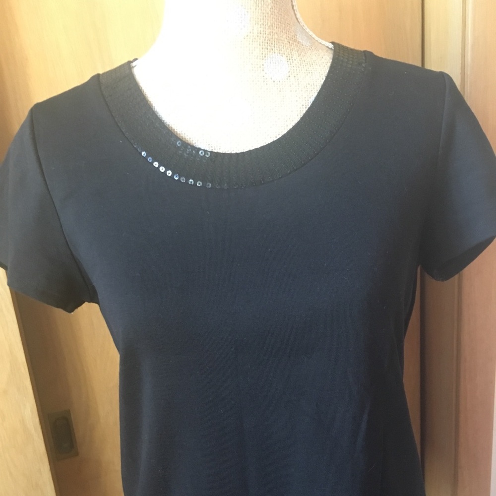 🌹3/$25🌹Tee shirt with sequin neckline